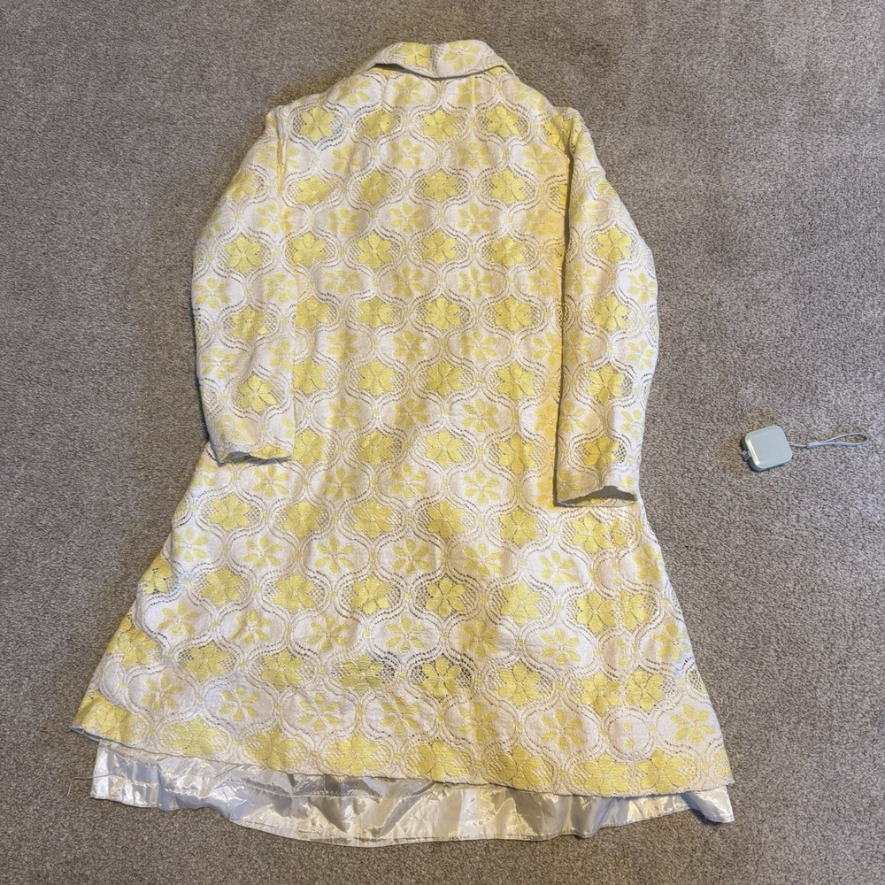 VNTG 70s Women's Yellow White Floral Swing Coat with creme satin lining - Picture 4 of 7